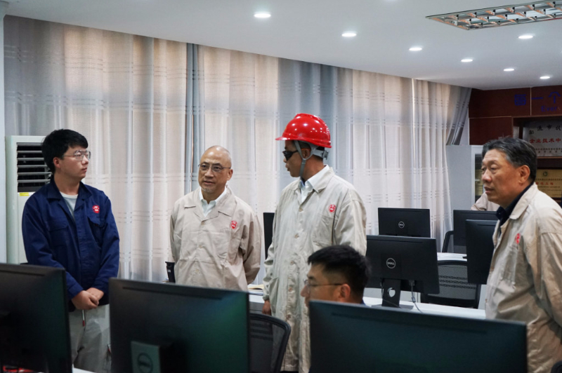 上海醫(yī)藥執(zhí)行董事、總裁左敏一行調研南通常佑藥業(yè)
